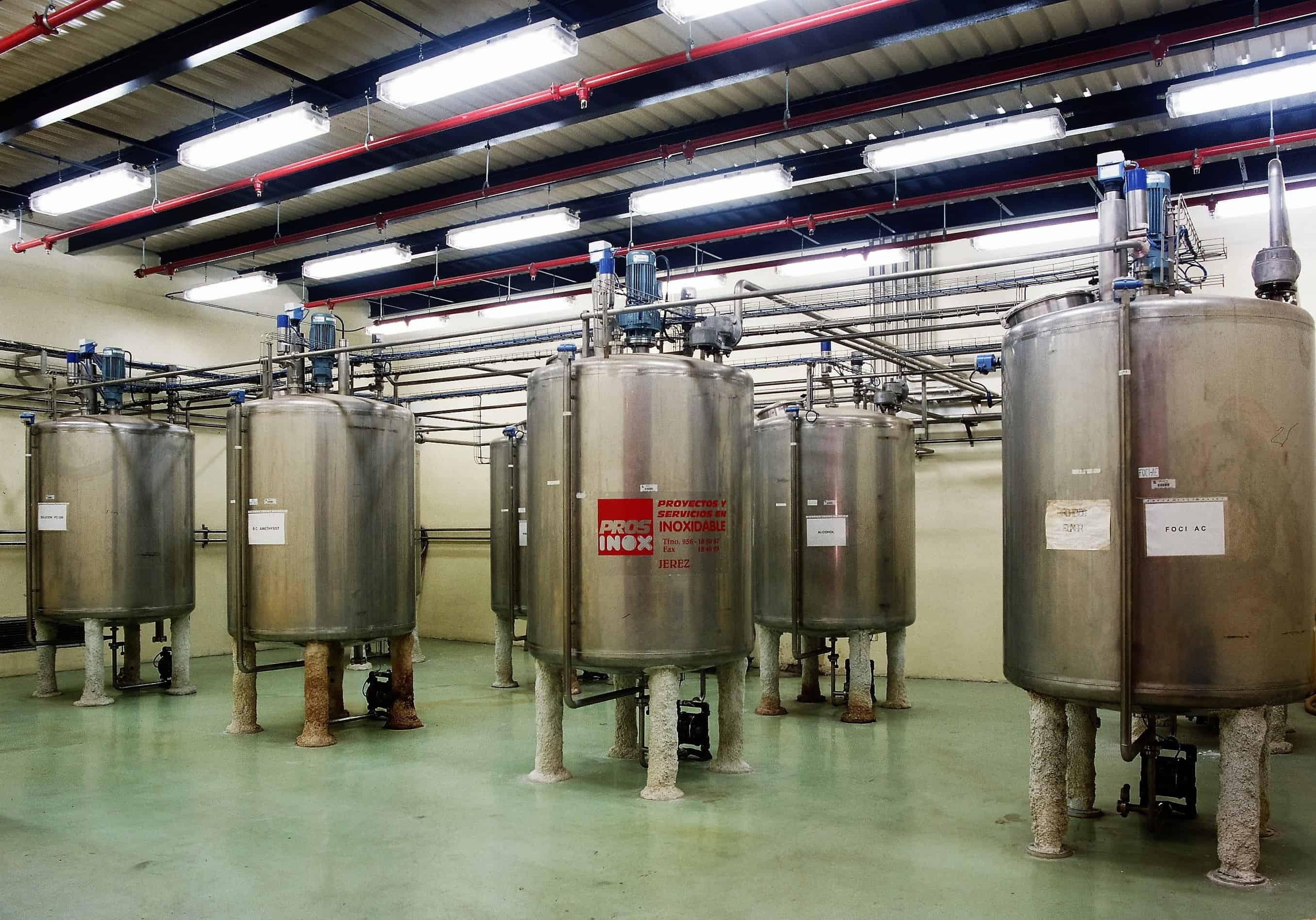 Depósitos para productos químicos y estructuras en acero inox 
 ------